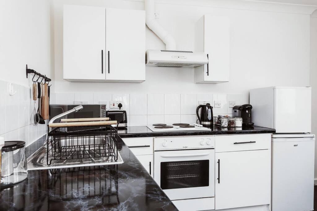 דירות פורטסמות' The Minimalist - Entire 1 Bed Flat Near Gunwharf Quays, Ground Floor Flat Private Entrance מראה חיצוני תמונה